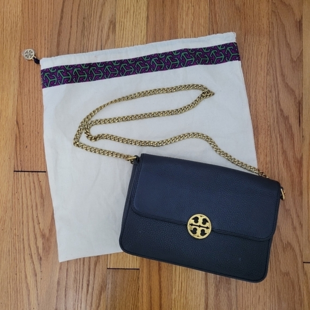 Tory Burch Chelsea Shoulder Bag in Black Pebbled Leather Minimalist Luxury‎